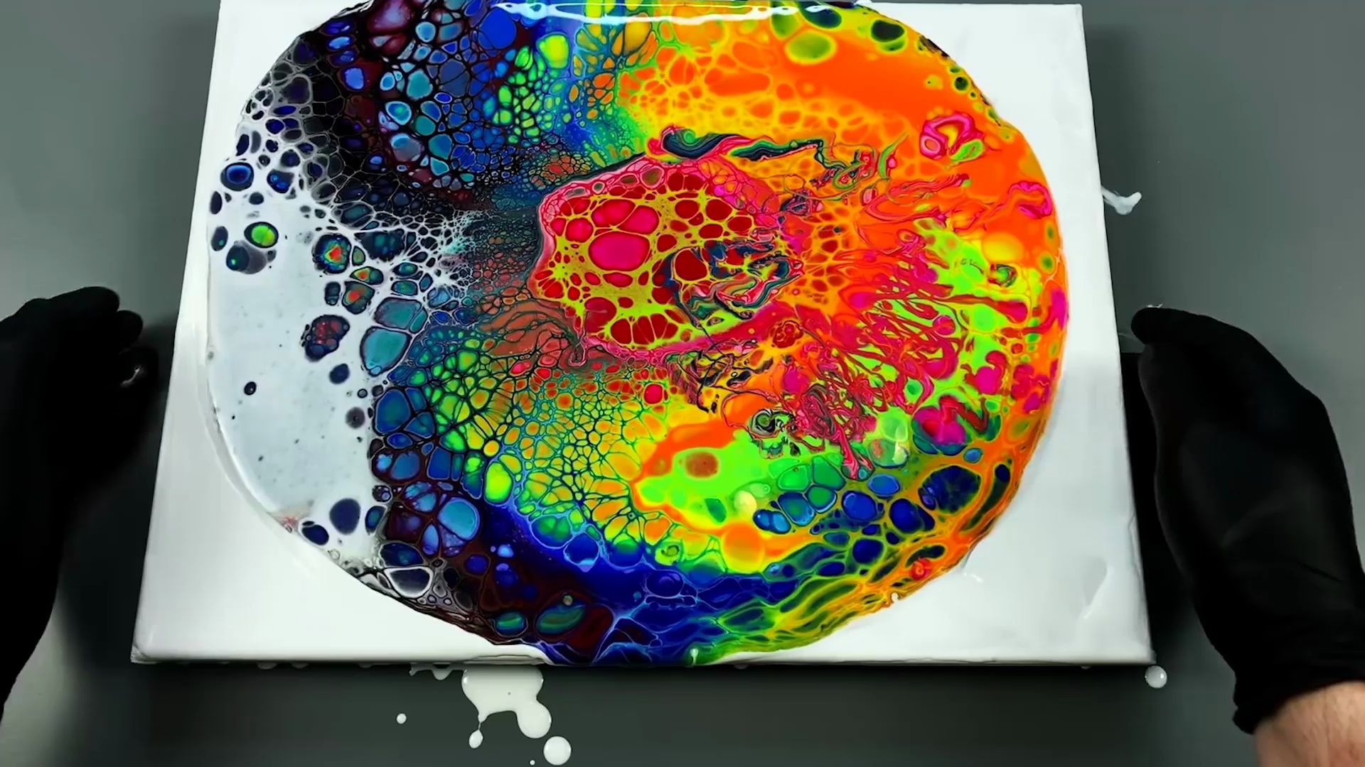 流動與凝固的交融 流體藝術與健身器材的創新結合